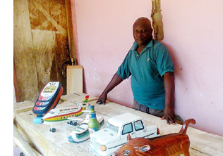 Paa Joe no seu atelier, no Gana