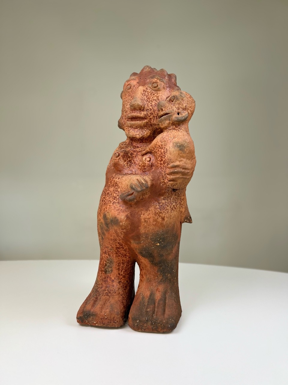 Seni Awa Camara ’Mother and Child’ - terracotta | 60 cm x 23 cm x 23 cm (23.6 in x 9.1 in x 9.1 in)