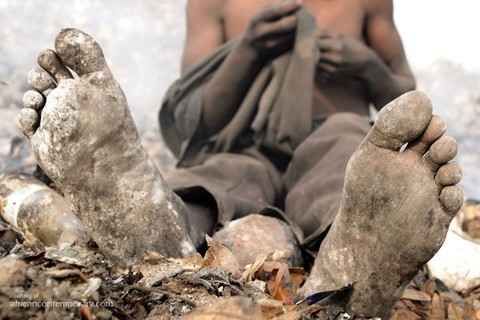 Mario Macilau 'Life goes on (feet)' 2009 - C-print (edition of 6) | 66 cm x 100 cm